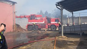 Aktualizace: Hasiči stále zasahují u požáru seníku v Semíně
