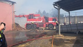 Aktualizace: Hasiči stále zasahují u požáru seníku v Semíně