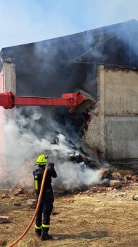 Aktualizace: Hasiči stále zasahují u požáru seníku v Semíně