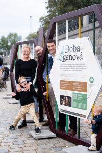 Doba genová: Zajděte se podívat na nevšední výstavu před budovu gymnázia v Litomyšli