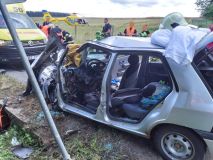 V obci Karle se střetlo auto se sanitkou, osmadvacetiletý řidič osobního vozu na místě svým zraněním podlehl