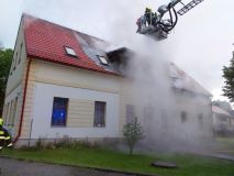 Evakuace obyvatel a pět jednotek hasičů v akci. Na půdě bytového domu vypukl požár