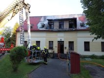 Evakuace obyvatel a pět jednotek hasičů v akci. Na půdě bytového domu vypukl požár