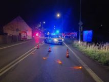 Řidič skončil v Pardubicích s autem na ostrůvku a poškodil dopravní značku