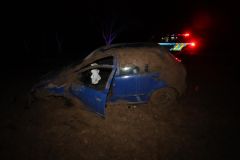 Řidič narazil do zaparkovaného vozu a usnul za volantem, další dva řidiči z aut po nehodě zmizeli