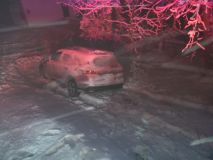 Řidič při otáčení auta na zamrzlé silnici skončil u svodidel, klouzalo to i hasičům, volali silničáře