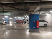 Evakuace nakupujících. V podzemí obchodního centra AFI Palace Pardubice došlo k požáru