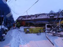 Foto: Dva nákladní vlaky se srazily na nádraží v České Třebové, třicetiletý strojvedoucí byl se zraněním převezen do nemocnice