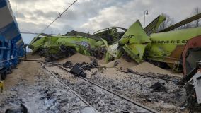 Foto: Dva nákladní vlaky se srazily na nádraží v České Třebové, třicetiletý strojvedoucí byl se zraněním převezen do nemocnice