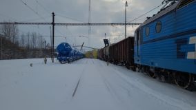 Foto: Dva nákladní vlaky se srazily na nádraží v České Třebové, třicetiletý strojvedoucí byl se zraněním převezen do nemocnice