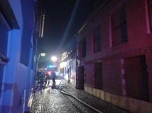 V Poličce došlo k požáru rodinného domu. Hasiči se nemohli kvůli zaparkovaným autům k domu dostat