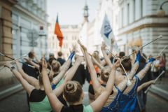 Stánky s pestrou nabídkou zboží a třicetiny se špičkovými orchestry. Májový kujebácký jarmark a Čermákovo Vysoké Mýto v jeden den
