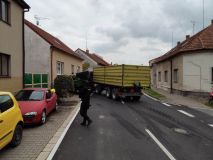Traktor s přívěsem za sebou se převrátil na bok a zatarasil celou vozovku