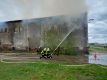Ve skladu slámy v Dolaneh hořelo. Práci hasičům komplikovala nestabilní střecha i konstrukce, nasazeny byly drony, speciální technika, a také policejní psi