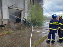 Ve skladu slámy v Dolaneh hořelo. Práci hasičům komplikovala nestabilní střecha i konstrukce, nasazeny byly drony, speciální technika, a také policejní psi