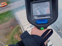Ve skladu slámy v Dolaneh hořelo. Práci hasičům komplikovala nestabilní střecha i konstrukce, nasazeny byly drony, speciální technika, a také policejní psi