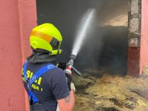 Je po požáru, po více než padesáti hodinách se podařilo zkrotit oheň v seníku v Semíně