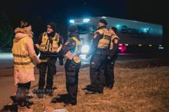 Obrazem: Strážníci se brzy ráno postavili k silnici u Černé za Bory a kontrolovali chodce