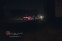 Obrazem: Strážníci se brzy ráno postavili k silnici u Černé za Bory a kontrolovali chodce