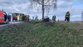 Auto vylétlo u Vysokého Mýta ze silnice, zastavil ho strom. Jedna osoba utrpěla zranění