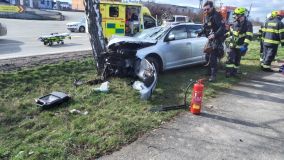 Auto vylétlo u Vysokého Mýta ze silnice, zastavil ho strom. Jedna osoba utrpěla zranění