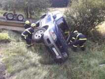 Obrazem: Auto vezlo na podvalu trámy, po nehodě skončilo i s dřevem v příkopu