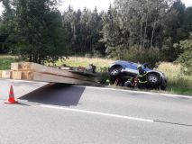 Obrazem: Auto vezlo na podvalu trámy, po nehodě skončilo i s dřevem v příkopu