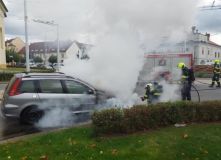 Ohlédnutí za včerejším požárem vozidla v Lázních Bohdaneč, žena si zrovna vyzvedla auto v servisu