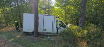 Řidička dodávky u Proseče narazila do stromu a utrpěla zranění. Letěl pro ní vrtulník