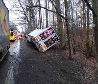 Tragický náraz: Spolujezdec vylétl z lůžka v kabině hlavou proti stromu