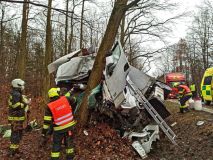 Tragický náraz: Spolujezdec vylétl z lůžka v kabině hlavou proti stromu