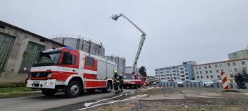 Obrazem: Vlivem bouřky došlo ke vzplanutí zásobníku s naftou. Tuto situaci nacvičovali hasiči v Pardubicích