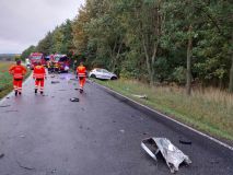 Tragická nehoda u Luže. Muž zůstal zaklíněný v osobním autě po střetu s kamionem. Utrpěl smrtelná zranění