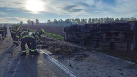 Nákladní auto se vybouralo a naložený asfalt skončil v poli