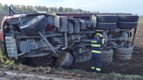 Nákladní auto se vybouralo a naložený asfalt skončil v poli