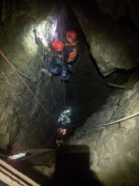 Obrazem: Podívejte se na trénink hasičů v jeskyni a na lanovce