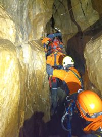Obrazem: Podívejte se na trénink hasičů v jeskyni a na lanovce