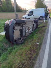 Po srážce dvou aut u Lichkova museli hasiči řidiče z jednoho vozu vyprošťovat přes zadní dveře