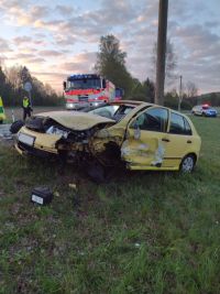 Po srážce dvou aut u Lichkova museli hasiči řidiče z jednoho vozu vyprošťovat přes zadní dveře