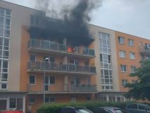 V panelovém bytě v Pardubicích vypukl požár, při evakuaci obyvatel domu se dva policisté nadýchali kouře