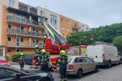 V panelovém bytě v Pardubicích vypukl požár, při evakuaci obyvatel domu se dva policisté nadýchali kouře