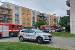V panelovém bytě v Pardubicích vypukl požár, při evakuaci obyvatel domu se dva policisté nadýchali kouře