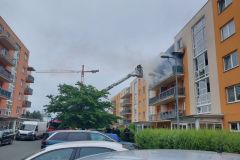 V panelovém bytě v Pardubicích vypukl požár, při evakuaci obyvatel domu se dva policisté nadýchali kouře