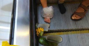 Malému chlapci chňapl eskalátor za botu, jeho otec se zachoval neuvěřitelně