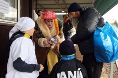 Obrazem: Pohádkové postavy a další masky na ledě. Karneval si v Ústí nad Orlicí lidé užili