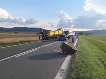 Traktor přišel po střetu s osobním vozidlem o kolo