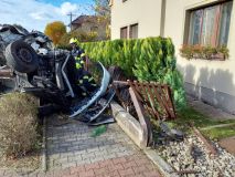 Dodávka v Čeperce skončila v plotu rodinného domu