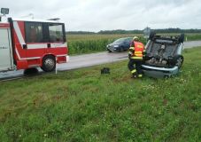 Auto co vezlo tři dospělé a dítě skončilo na střeše v Rohovládově Bělé