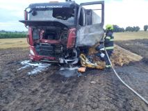 Nákladní auto, co odváželo obilí z pole, se vzňalo, oheň se rozšířil i na pole