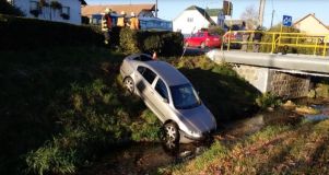 Horních Ředicích se srazil autobus co vezl dvě desítky dětí s osobním vozem. Auto skončilo v potoce